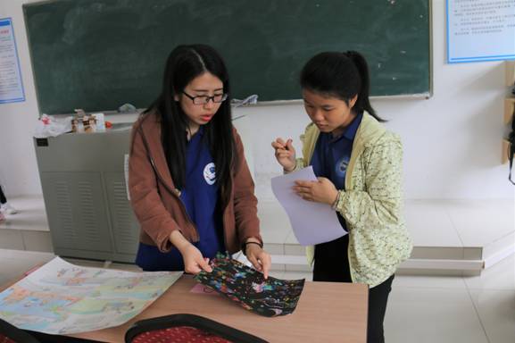 工作人员为参赛者作品评分