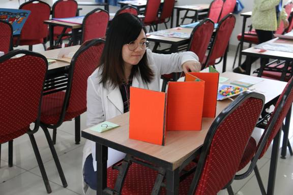 廖悦诗老师认真评审作品