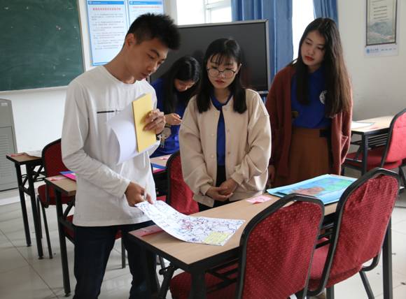 学生评委认真评审作品