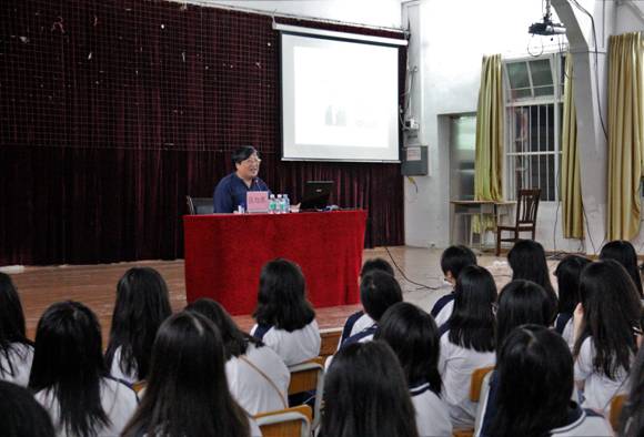 2.张院长正在给新生进行入学教育