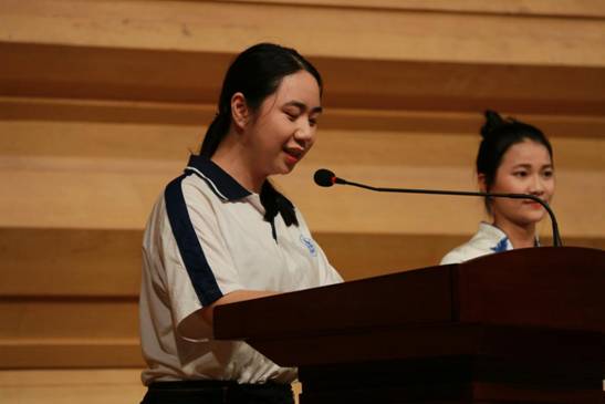 获奖学生代表欧嘉雯发言