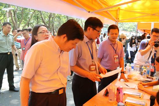 1校领导视察乐竞(中国)一站式体育服务新生入学情况