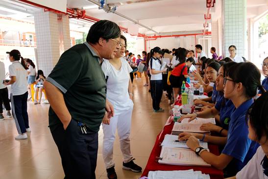 3张院长询问志愿者工作