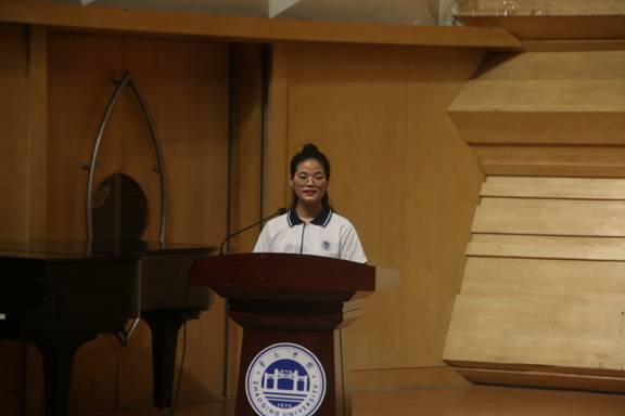 11学生代表黄秋霞发言