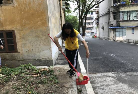 同学积极参与网格清洁活动