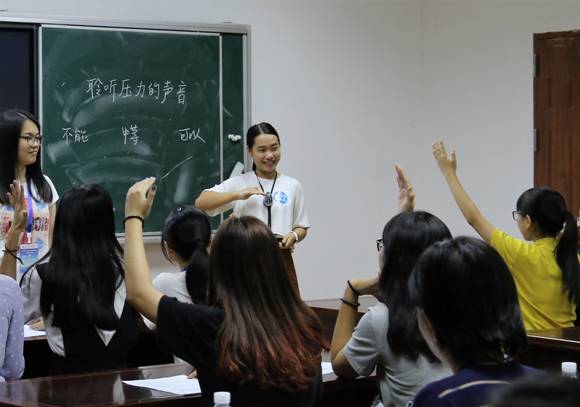 参赛选手与模拟学生互动