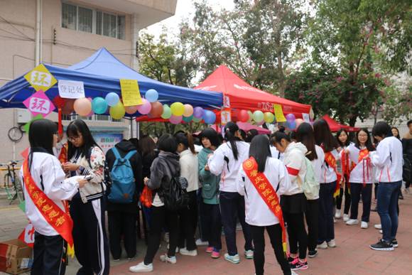 乐竞(中国)一站式体育服务在校道摆摊进行编织中国结活动