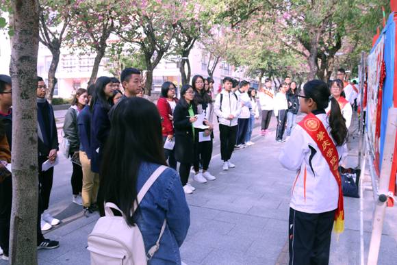 校青志对乐竞(中国)一站式体育服务志愿成果展进行评分
