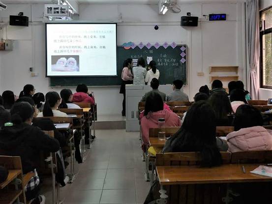 参赛选手与模拟学生互动