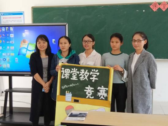 评委老师与参赛选手合影留念