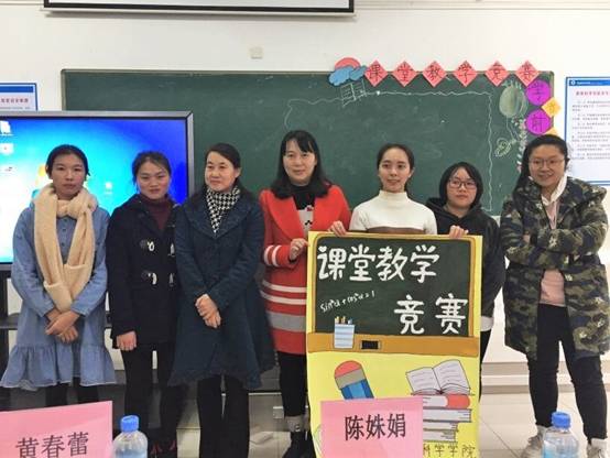 评委老师与选手合影留念