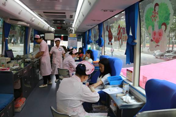 同学在献血车上献血