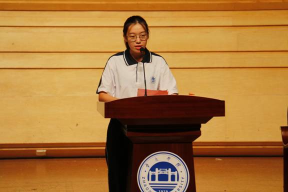 学生代表乔婷发言