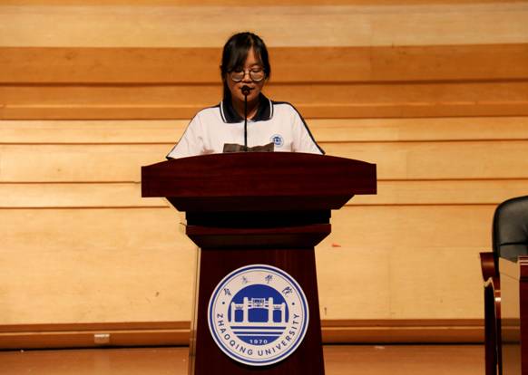 学生代表宣读《安全文明承诺书》