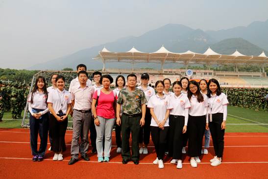 4乐竞官网领导与带班党员合影